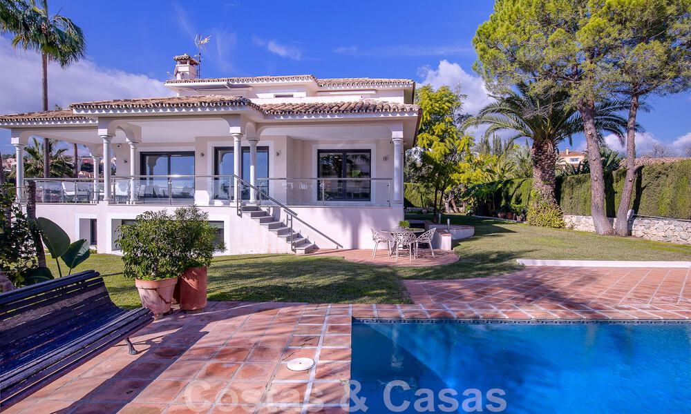 Villa de lujo en venta con arquitectura mediterránea situada en el corazón del valle del golf de Nueva Andalucía en Marbella 50658