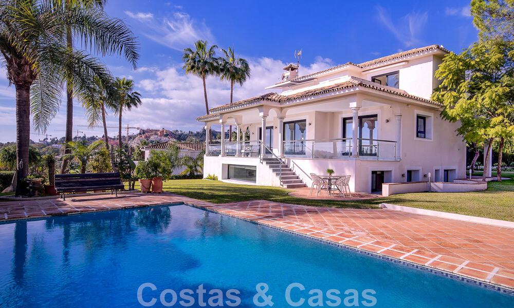 Villa de lujo en venta con arquitectura mediterránea situada en el corazón del valle del golf de Nueva Andalucía en Marbella 50674