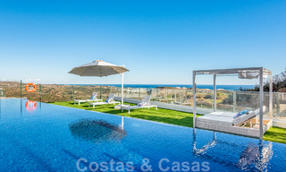 Amplio ático en venta, listo para entrar a vivir, con piscina privada y vistas panorámicas al golf y al mar, al lado de un codiciado club de golf en La Cala, Mijas 50475 
