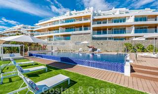 Amplio ático en venta, listo para entrar a vivir, con piscina privada y vistas panorámicas al golf y al mar, al lado de un codiciado club de golf en La Cala, Mijas 50487 