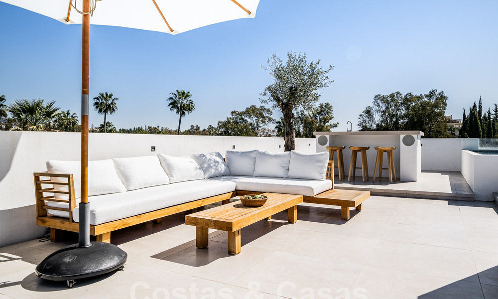 Villa contemporánea independiente en venta con encantadores espacios exteriores y piscina climatizada en Nueva Andalucia, Marbella 51067