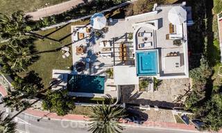 Villa contemporánea independiente en venta con encantadores espacios exteriores y piscina climatizada en Nueva Andalucia, Marbella 51068 