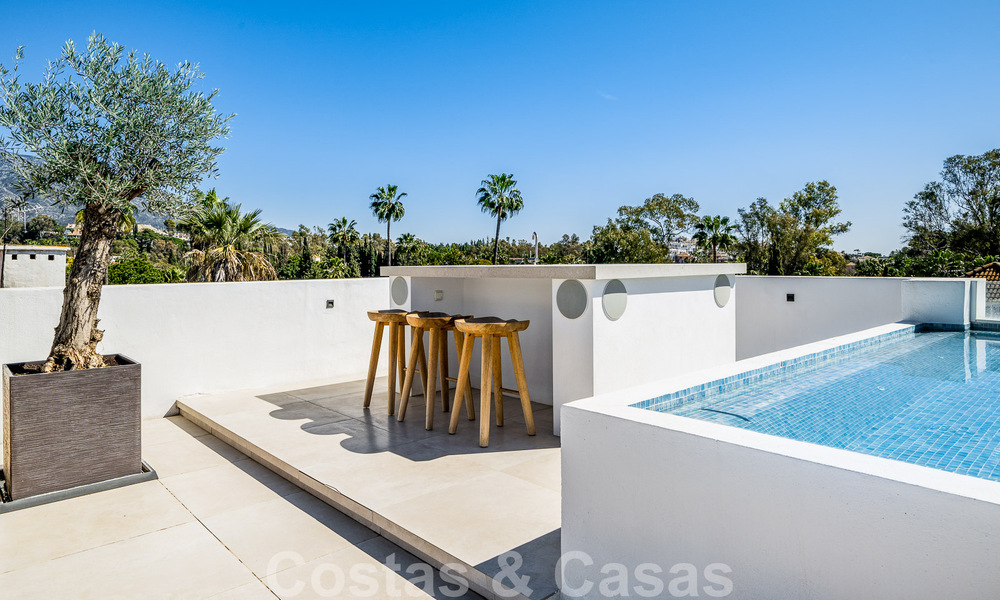 Villa contemporánea independiente en venta con encantadores espacios exteriores y piscina climatizada en Nueva Andalucia, Marbella 51069