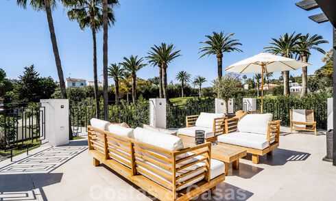 Villa contemporánea independiente en venta con encantadores espacios exteriores y piscina climatizada en Nueva Andalucia, Marbella 51070