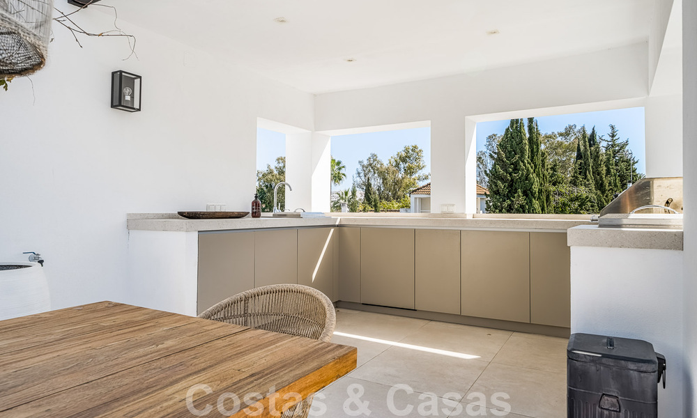 Villa contemporánea independiente en venta con encantadores espacios exteriores y piscina climatizada en Nueva Andalucia, Marbella 51071