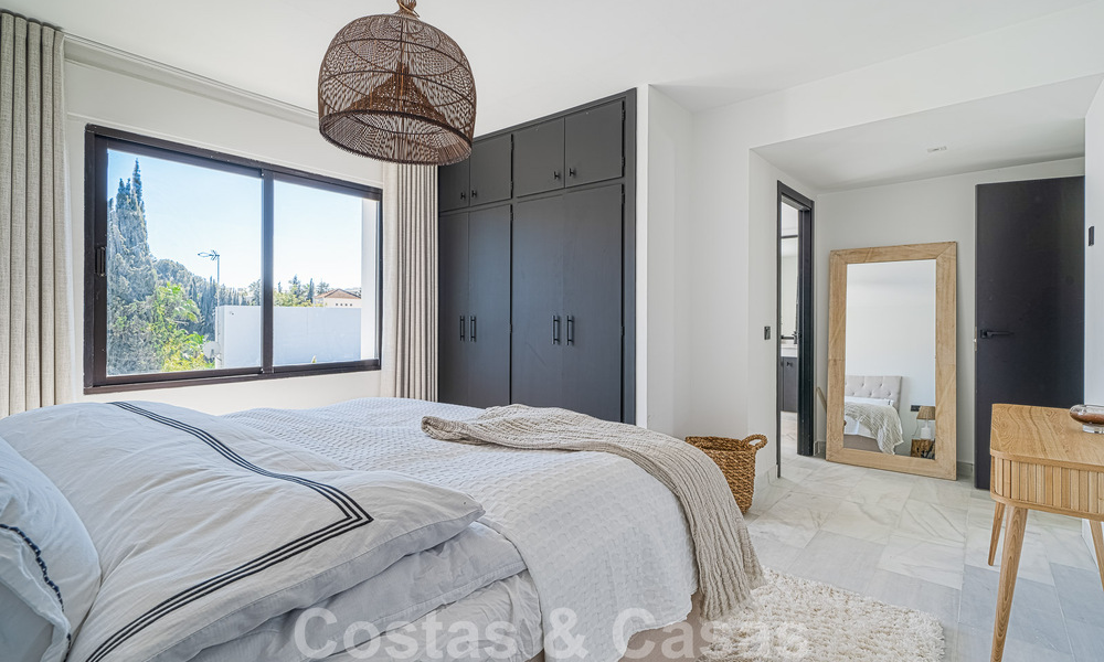 Villa contemporánea independiente en venta con encantadores espacios exteriores y piscina climatizada en Nueva Andalucia, Marbella 51073