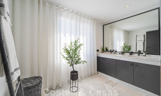 Villa contemporánea independiente en venta con encantadores espacios exteriores y piscina climatizada en Nueva Andalucia, Marbella 51074 