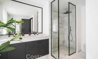 Villa contemporánea independiente en venta con encantadores espacios exteriores y piscina climatizada en Nueva Andalucia, Marbella 51075 