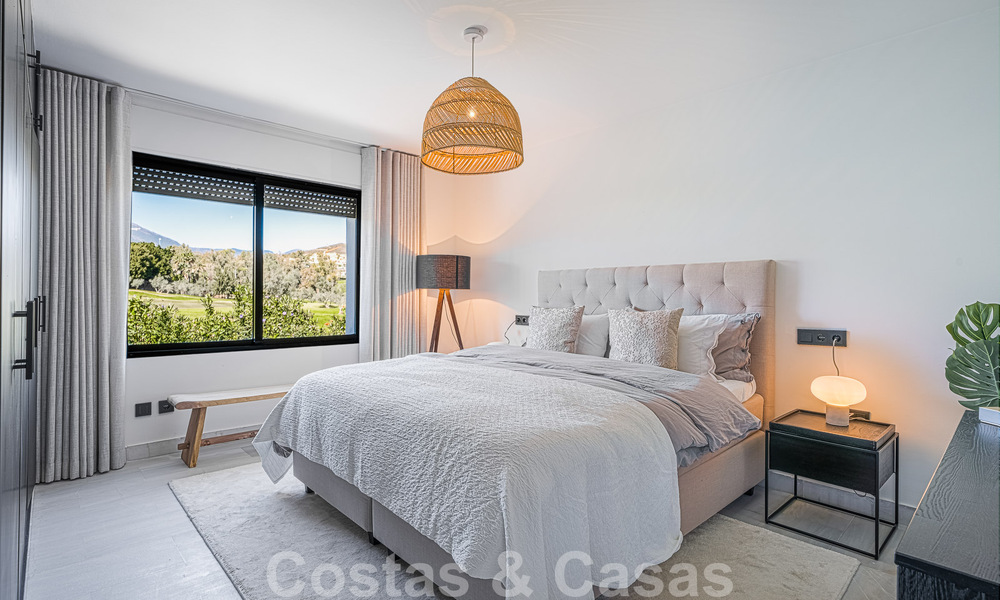 Villa contemporánea independiente en venta con encantadores espacios exteriores y piscina climatizada en Nueva Andalucia, Marbella 51076