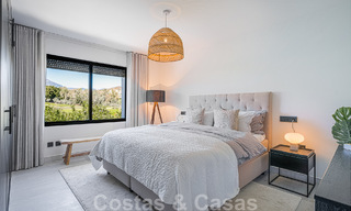 Villa contemporánea independiente en venta con encantadores espacios exteriores y piscina climatizada en Nueva Andalucia, Marbella 51076 