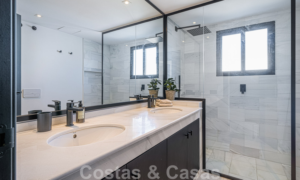 Villa contemporánea independiente en venta con encantadores espacios exteriores y piscina climatizada en Nueva Andalucia, Marbella 51077