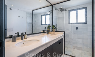 Villa contemporánea independiente en venta con encantadores espacios exteriores y piscina climatizada en Nueva Andalucia, Marbella 51077 