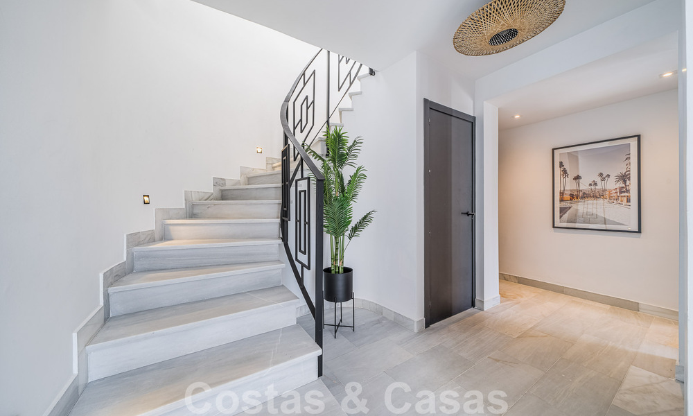 Villa contemporánea independiente en venta con encantadores espacios exteriores y piscina climatizada en Nueva Andalucia, Marbella 51078