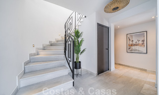 Villa contemporánea independiente en venta con encantadores espacios exteriores y piscina climatizada en Nueva Andalucia, Marbella 51078 
