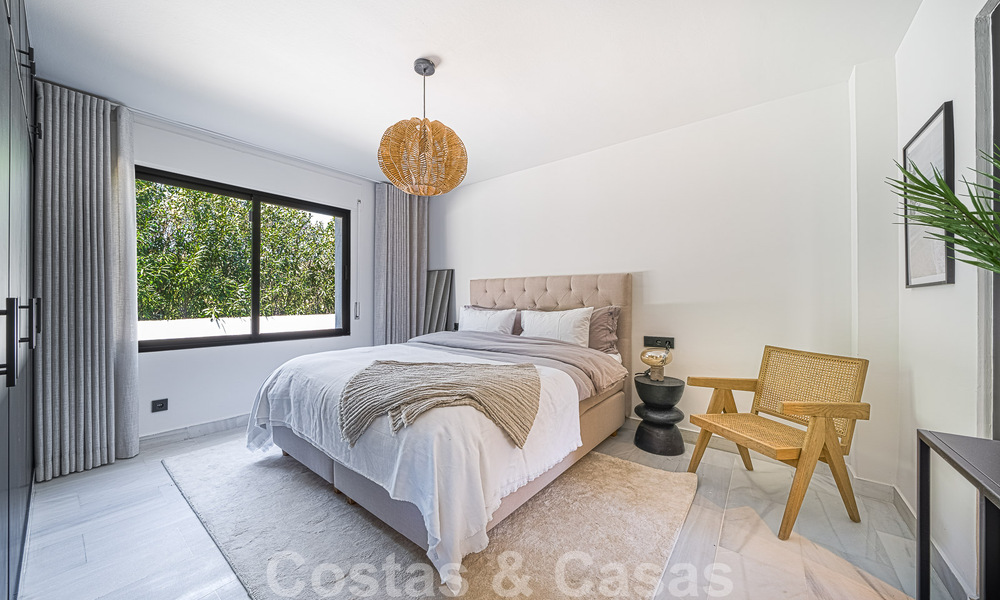 Villa contemporánea independiente en venta con encantadores espacios exteriores y piscina climatizada en Nueva Andalucia, Marbella 51079