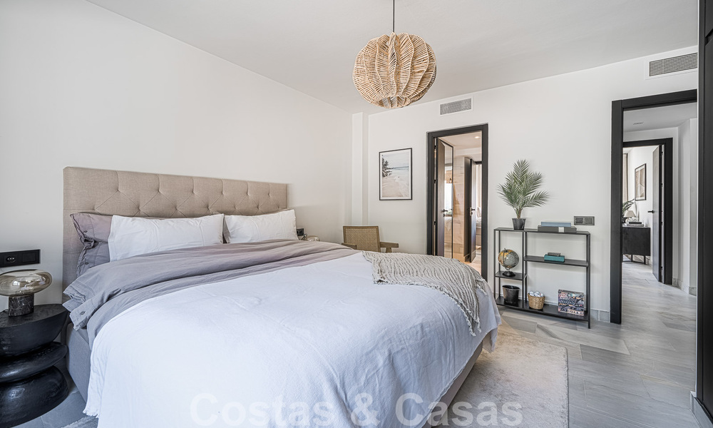 Villa contemporánea independiente en venta con encantadores espacios exteriores y piscina climatizada en Nueva Andalucia, Marbella 51080