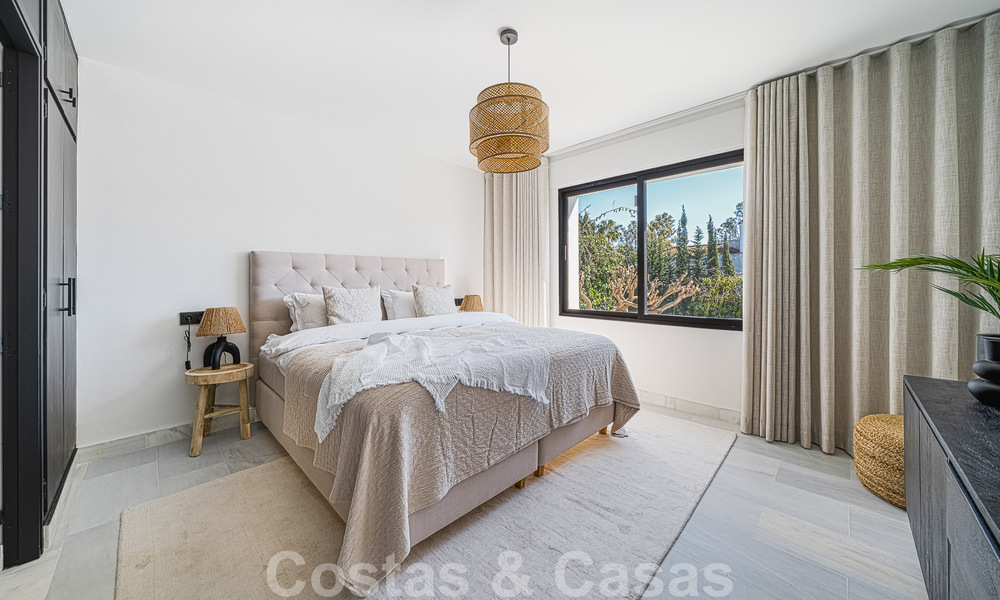 Villa contemporánea independiente en venta con encantadores espacios exteriores y piscina climatizada en Nueva Andalucia, Marbella 51081