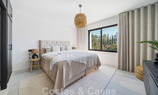 Villa contemporánea independiente en venta con encantadores espacios exteriores y piscina climatizada en Nueva Andalucia, Marbella 51081 