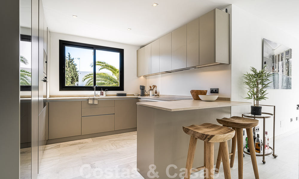 Villa contemporánea independiente en venta con encantadores espacios exteriores y piscina climatizada en Nueva Andalucia, Marbella 51082