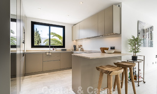 Villa contemporánea independiente en venta con encantadores espacios exteriores y piscina climatizada en Nueva Andalucia, Marbella 51082 