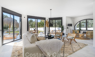 Villa contemporánea independiente en venta con encantadores espacios exteriores y piscina climatizada en Nueva Andalucia, Marbella 51083 