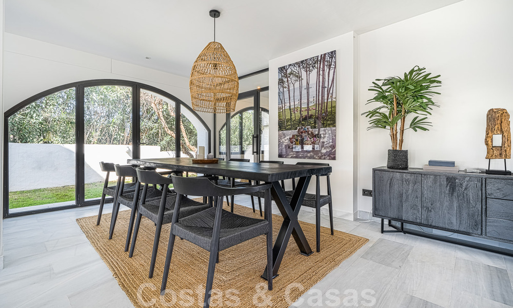 Villa contemporánea independiente en venta con encantadores espacios exteriores y piscina climatizada en Nueva Andalucia, Marbella 51084