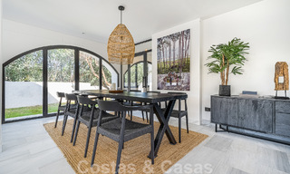 Villa contemporánea independiente en venta con encantadores espacios exteriores y piscina climatizada en Nueva Andalucia, Marbella 51084 