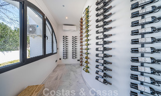 Villa contemporánea independiente en venta con encantadores espacios exteriores y piscina climatizada en Nueva Andalucia, Marbella 51085 