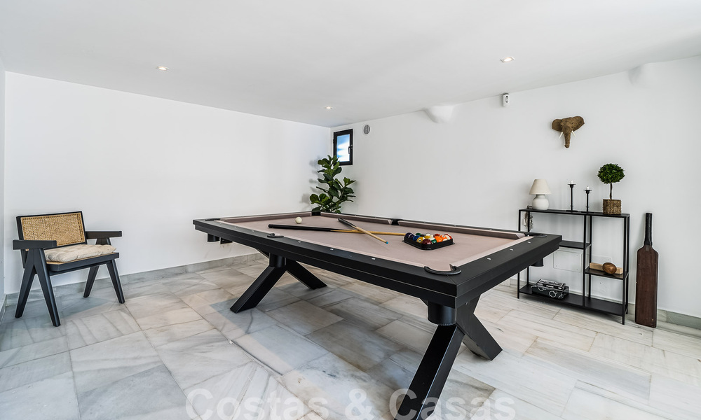 Villa contemporánea independiente en venta con encantadores espacios exteriores y piscina climatizada en Nueva Andalucia, Marbella 51086