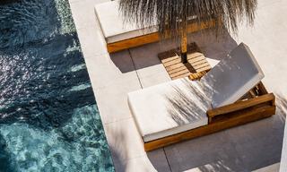Villa contemporánea independiente en venta con encantadores espacios exteriores y piscina climatizada en Nueva Andalucia, Marbella 51089 