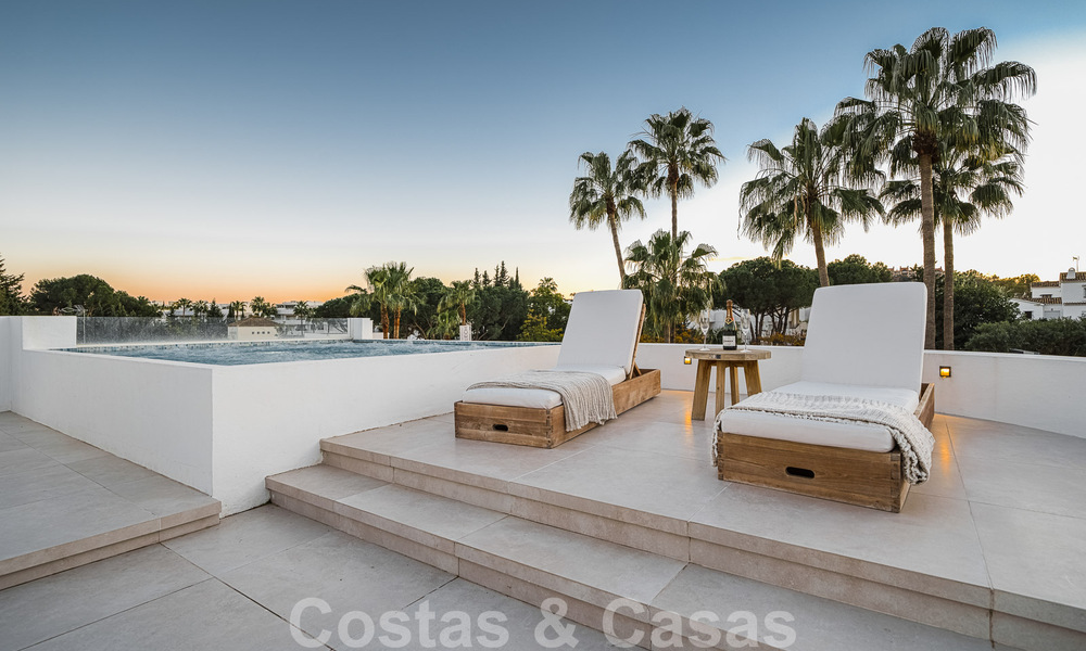 Villa contemporánea independiente en venta con encantadores espacios exteriores y piscina climatizada en Nueva Andalucia, Marbella 51090