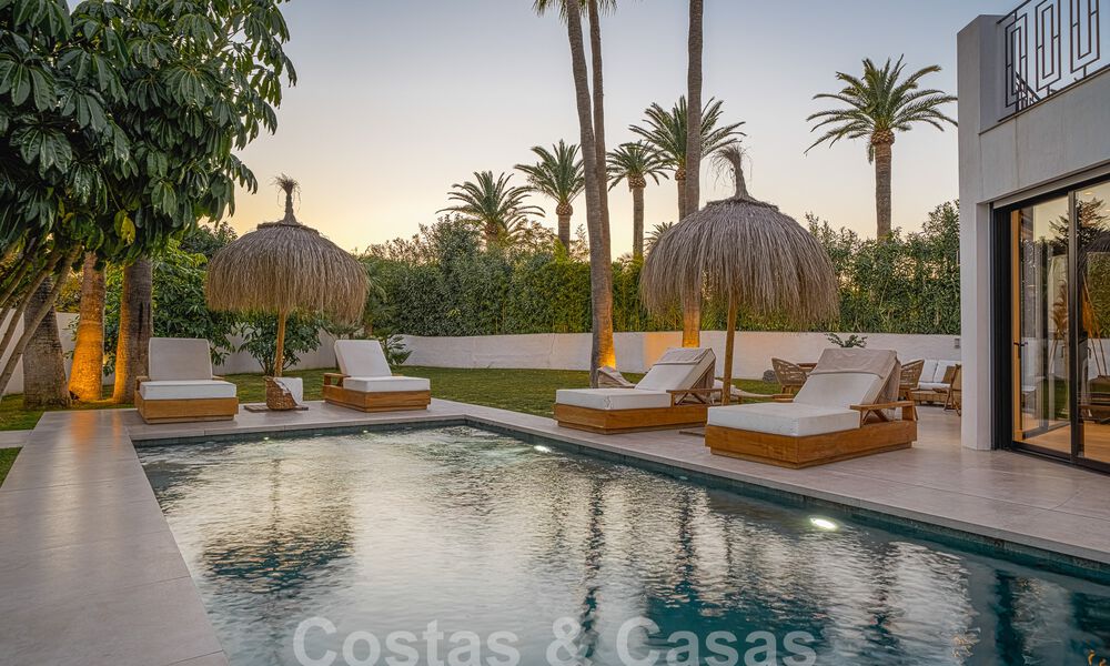 Villa contemporánea independiente en venta con encantadores espacios exteriores y piscina climatizada en Nueva Andalucia, Marbella 51091