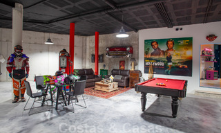 Sofisticada villa de diseño de estilo moderno en venta en una urbanización cerrada en el valle del golf de Nueva Andalucía, Marbella 50605 