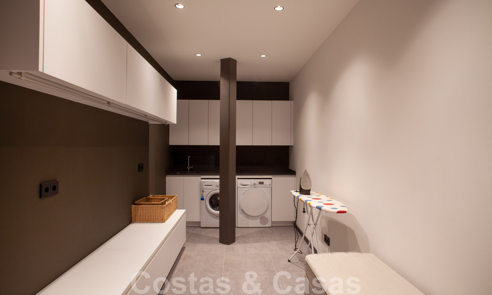 Sofisticada villa de diseño de estilo moderno en venta en una urbanización cerrada en el valle del golf de Nueva Andalucía, Marbella 50607