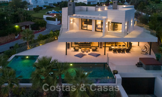 Sofisticada villa de diseño de estilo moderno en venta en una urbanización cerrada en el valle del golf de Nueva Andalucía, Marbella 50608 