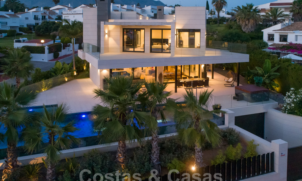 Sofisticada villa de diseño de estilo moderno en venta en una urbanización cerrada en el valle del golf de Nueva Andalucía, Marbella 50609