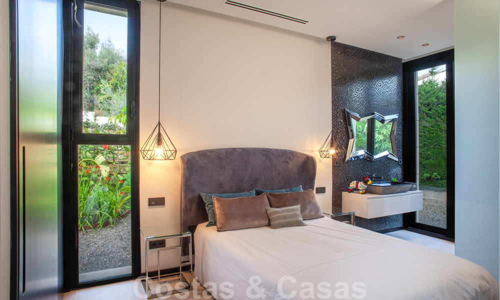 Sofisticada villa de diseño de estilo moderno en venta en una urbanización cerrada en el valle del golf de Nueva Andalucía, Marbella 50610