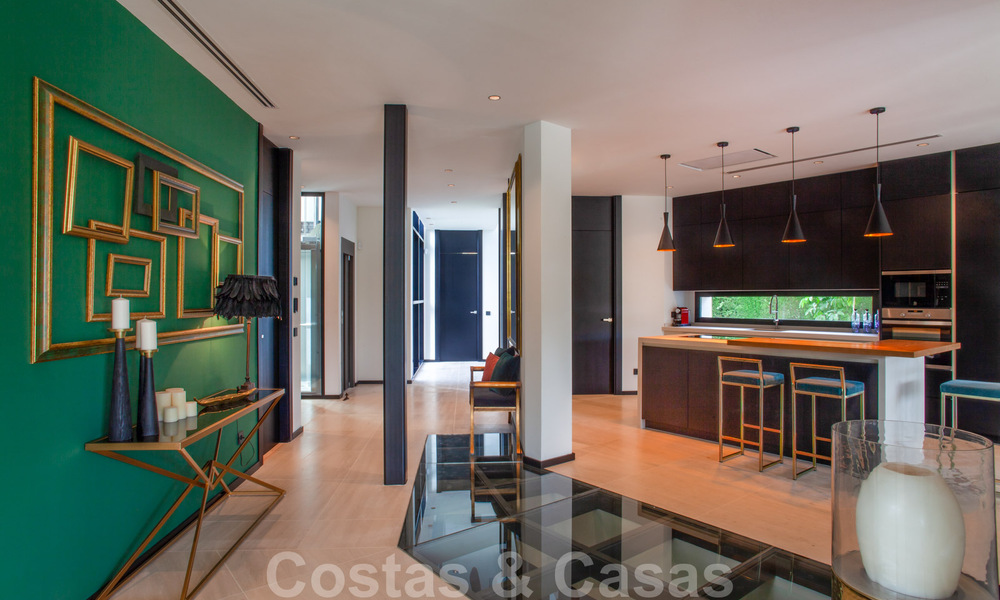 Sofisticada villa de diseño de estilo moderno en venta en una urbanización cerrada en el valle del golf de Nueva Andalucía, Marbella 50612