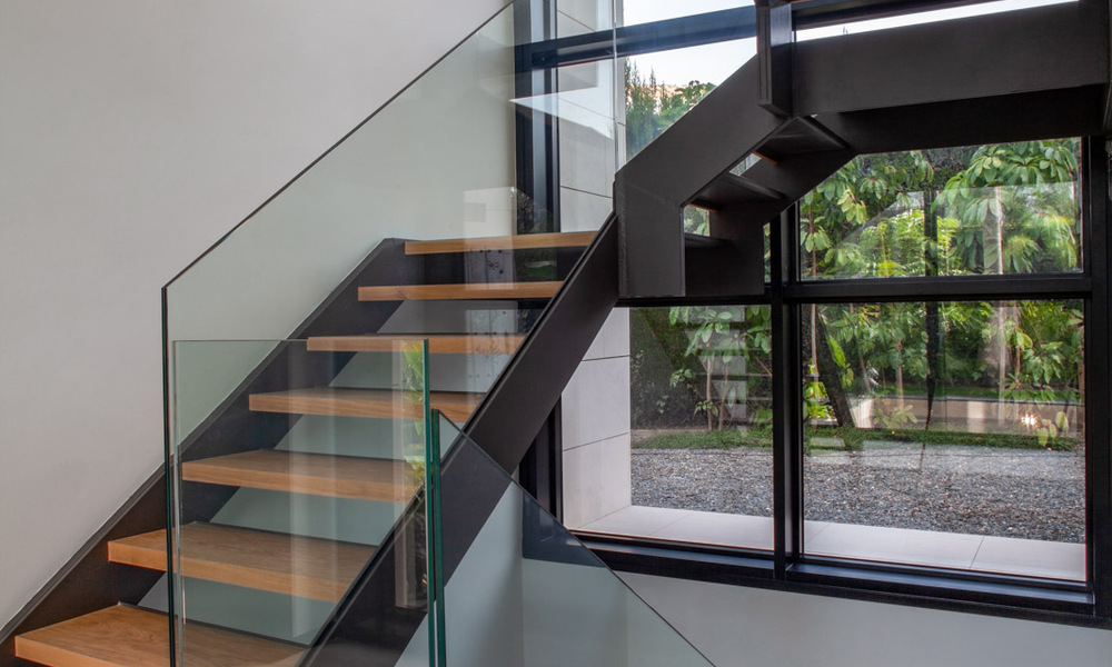 Sofisticada villa de diseño de estilo moderno en venta en una urbanización cerrada en el valle del golf de Nueva Andalucía, Marbella 50613