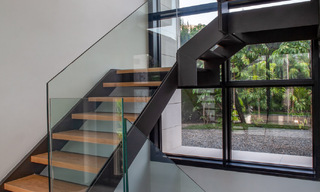 Sofisticada villa de diseño de estilo moderno en venta en una urbanización cerrada en el valle del golf de Nueva Andalucía, Marbella 50613 