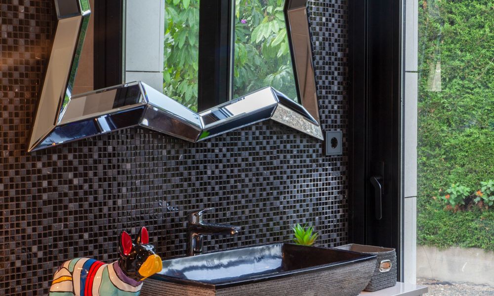 Sofisticada villa de diseño de estilo moderno en venta en una urbanización cerrada en el valle del golf de Nueva Andalucía, Marbella 50614