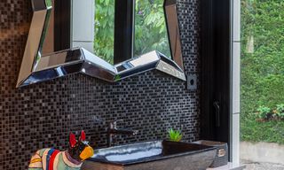 Sofisticada villa de diseño de estilo moderno en venta en una urbanización cerrada en el valle del golf de Nueva Andalucía, Marbella 50614 