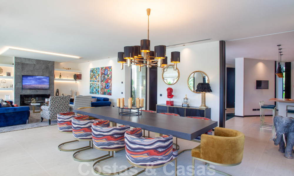 Sofisticada villa de diseño de estilo moderno en venta en una urbanización cerrada en el valle del golf de Nueva Andalucía, Marbella 50615