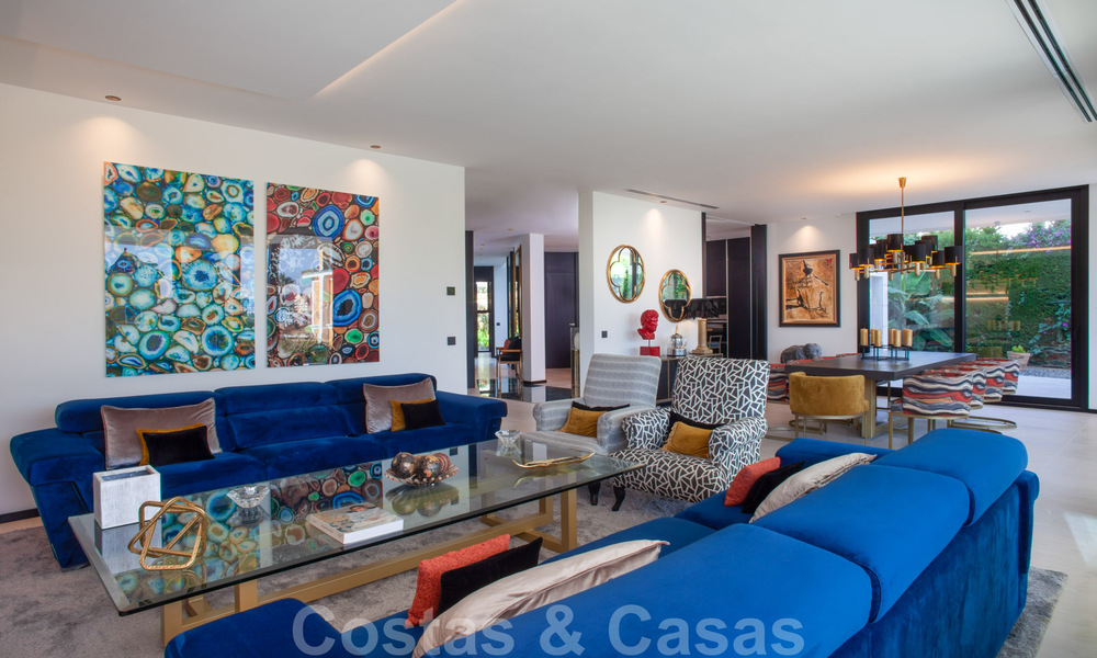 Sofisticada villa de diseño de estilo moderno en venta en una urbanización cerrada en el valle del golf de Nueva Andalucía, Marbella 50616