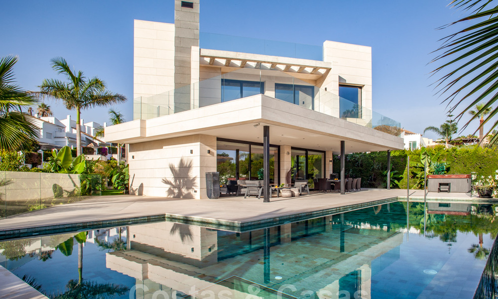 Sofisticada villa de diseño de estilo moderno en venta en una urbanización cerrada en el valle del golf de Nueva Andalucía, Marbella 50617