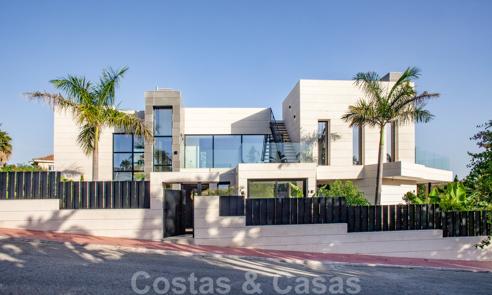 Sofisticada villa de diseño de estilo moderno en venta en una urbanización cerrada en el valle del golf de Nueva Andalucía, Marbella 50618