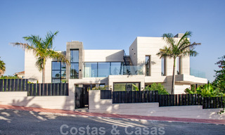 Sofisticada villa de diseño de estilo moderno en venta en una urbanización cerrada en el valle del golf de Nueva Andalucía, Marbella 50618 
