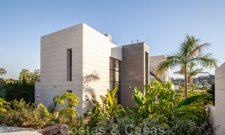Sofisticada villa de diseño de estilo moderno en venta en una urbanización cerrada en el valle del golf de Nueva Andalucía, Marbella 50619 