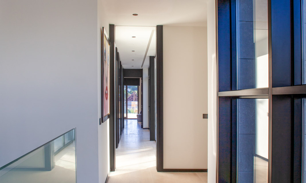 Sofisticada villa de diseño de estilo moderno en venta en una urbanización cerrada en el valle del golf de Nueva Andalucía, Marbella 50620