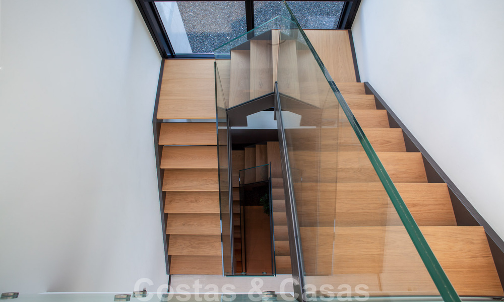 Sofisticada villa de diseño de estilo moderno en venta en una urbanización cerrada en el valle del golf de Nueva Andalucía, Marbella 50621